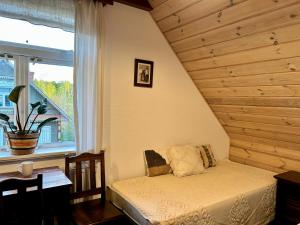比亚沃维耶扎Leśne PoBudki的一间带床的卧室,位于带窗户的房间内