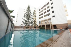 阿加迪尔Agyad Maroc Appart-Hotel的大楼前的游泳池