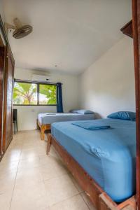 圣塔特蕾莎海滩圣特雷莎普拉维达迷你旅馆的一间卧室设有两张床和窗户。