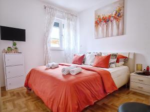 索林Luxury apartment Salona的一间卧室配有带毛巾的床