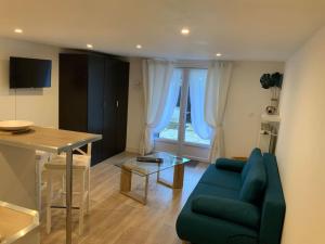 Ormesson-sur-MarneLogement quartier pavillonnaire的客厅配有蓝色的沙发和桌子