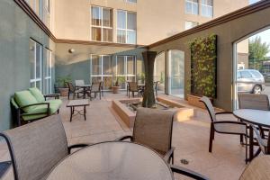 米尔布雷旧金山机场万豪费尔菲尔德客栈&套房酒店的一个带桌椅的庭院和一个喷泉