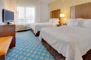 米尔布雷旧金山机场万豪费尔菲尔德客栈&套房酒店的酒店客房设有两张床和一台平面电视。