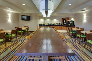 米尔布雷旧金山机场万豪费尔菲尔德客栈&套房酒店的大型会议室,配有长桌子和椅子