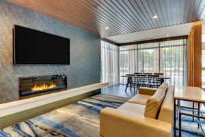 达拉斯Fairfield Inn & Suites by Marriott Dallas Love Field的客厅设有壁炉和电视。