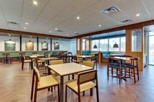 达拉斯Fairfield Inn & Suites by Marriott Dallas Love Field的用餐室设有桌椅和窗户。