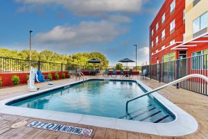 达拉斯Fairfield Inn & Suites by Marriott Dallas Love Field的大楼前的游泳池