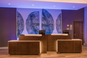 代顿Fairfield Inn & Suites by Marriott Dayton的办公室,前台有大脑壁画