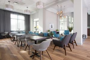 代顿Fairfield Inn & Suites by Marriott Dayton的一间配备有蓝色椅子和桌子的用餐室