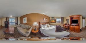甘尼森陀米奇村酒店的酒店客房,配有床和沙发
