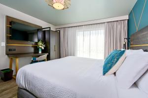 圣克鲁兹Marea Sol Hotel的酒店客房设有一张大床和一张书桌。