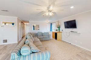彭萨科拉Flood Reef Getaway的带沙发和平面电视的客厅