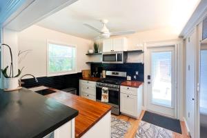 西棕榈滩Northwood Charmer的厨房配有白色橱柜和炉灶烤箱。