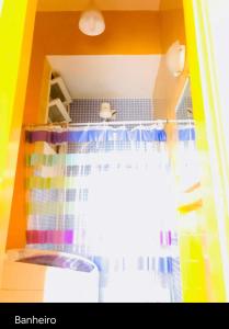 里约热内卢Studio perto de tudo vista Mar Flamengo的带淋浴的玩具浴室和窗户