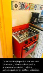 里约热内卢Studio perto de tudo vista Mar Flamengo的厨房里配有红色炉灶烤箱