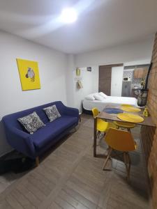 波帕扬apartaestudio con 2 camas cerca al centro y parqueadero GRATIS的带沙发、床和桌子的客厅