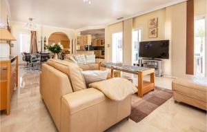 卡拉德米哈斯Awesome Home In Riviera Del Sol With House Sea View的客厅配有两张沙发和一台电视