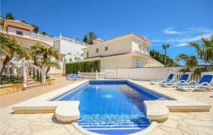 卡拉德米哈斯Awesome Home In Riviera Del Sol With House Sea View的房屋前的游泳池