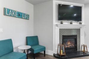 日内瓦湖Williams Bay House - Cherry Street Retreat的客厅配有两把椅子和壁炉