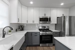 日内瓦湖Williams Bay House - Cherry Street Retreat的厨房配有不锈钢用具和白色橱柜