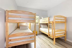 洛杉矶Adorable 3 bedroom with Jacuzzi & more的铺有木地板的小客房内设有两张双层床。