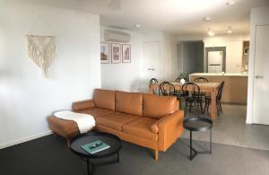 布里斯班Unit 3 - Manly Boutique Apartments的带沙发的客厅和用餐室