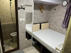 香港Victoria Inn的一间带卫生间和淋浴的小浴室