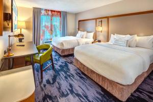 萨拉索塔Fairfield by Marriott at Lakewood Ranch - Sarasota的酒店客房配有两张床和一张书桌