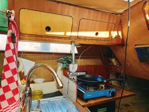 Relax on the canals Cozy Sailboat for 3 people的厨房或小厨房