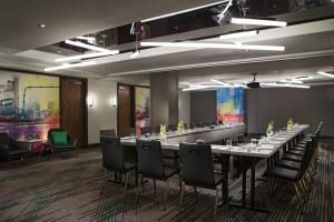 蒙特利尔蒙特利尔市中心万丽酒店的长长的用餐室配有长桌子和椅子