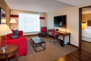 查尔斯顿查尔斯顿福朋喜来登酒店的酒店客房配有红色的沙发和书桌
