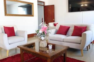 阿雷基帕拉斯托雷斯乌加特酒店的客厅配有两张沙发和一张咖啡桌