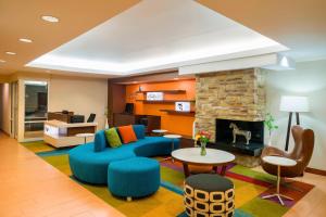 伯利恒阿伦敦伯利恒/利哈伊谷机场万豪费尔菲尔德套房酒店的客厅设有蓝色的沙发和壁炉