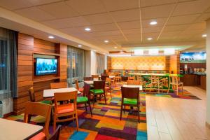 伯利恒阿伦敦伯利恒/利哈伊谷机场万豪费尔菲尔德套房酒店的餐厅配有桌椅和色彩缤纷的地毯。