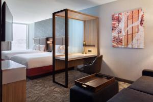 奥兰多奥兰多千禧购物中心万豪春季山丘套房酒店的酒店客房配有两张床和一张带镜子的书桌