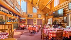 邦纳斯费里Dodge Peak Lodge的餐厅设有红色和白色的桌椅