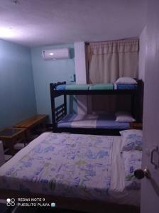 普布利托海滩酒店客房内的一张或多张双层床