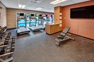 奥本TownePlace Suites by Marriott Auburn University Area的健身房设有一排椅子和一台平面电视