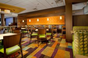 诺克斯维尔Fairfield by Marriott Inn & Suites Knoxville Turkey Creek的餐厅内带桌椅的用餐室