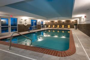 恩特普赖斯詹姆斯敦费尔菲尔德客栈 的一座位于酒店客房内的大型室内游泳池