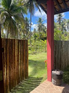 佩德拉斯港Chalés Solar do Patacho的棕榈树庭院中的木栅栏