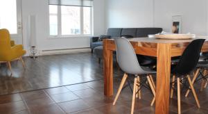 Saint-RaymondLa Roue Dort的客厅配有木桌和椅子