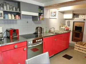 EngiGlärnisch Blick的一间带红色橱柜和水槽的厨房