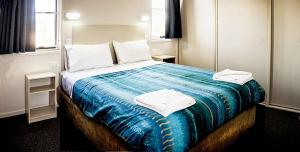 苏塞克斯入口Peace Resorts - Jervis Bay Holiday Cabins in Sussex Inlet的一间卧室配有一张大床和毛巾