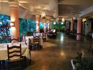 锡瓦塔塔内霍卡塔利娜海滩度假酒店的用餐室配有桌椅和灯光
