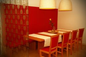 科斯塔涅维察戈斯缇娜佐尔尼尔旅馆的一间设有木桌和红色墙壁的用餐室