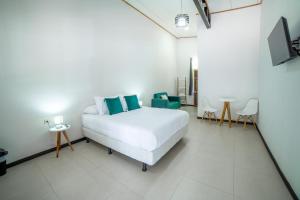 蒙泰韦尔德哥斯达黎加Natüra Hotel Monteverde的卧室配有一张床和一张桌子及椅子