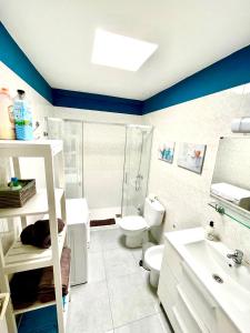 宏达海滩Luxury Suite Sea Front III的浴室配有卫生间、淋浴和盥洗盆。
