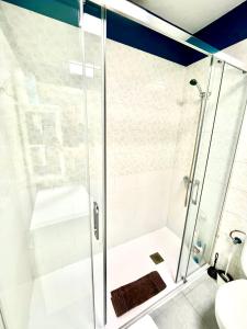 宏达海滩Luxury Suite Sea Front III的浴室里设有玻璃门淋浴
