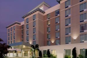 奥兰多TownePlace Suites by Marriott Orlando Downtown的酒店前方的图片